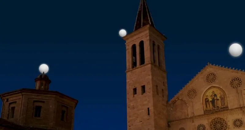 Spoleto di notte, Festival illuminato da palloni bianchi sul campanile