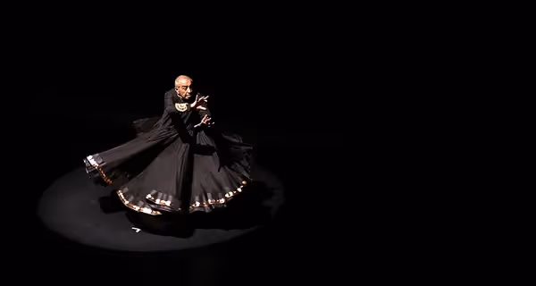 Danzatore in movimento vorticoso sul palco del Festival di Spoleto