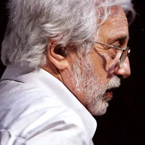 Ritratto di artista anziano al Festival di Spoleto, profilo pensieroso