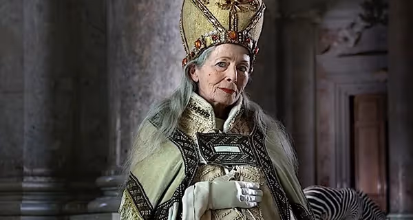 Vescovo in costume al Festival di Spoleto, ritratto storico in abiti ecclesiastici