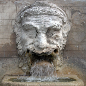 Fontana di pietra con testa scultorea al Festival di Spoleto