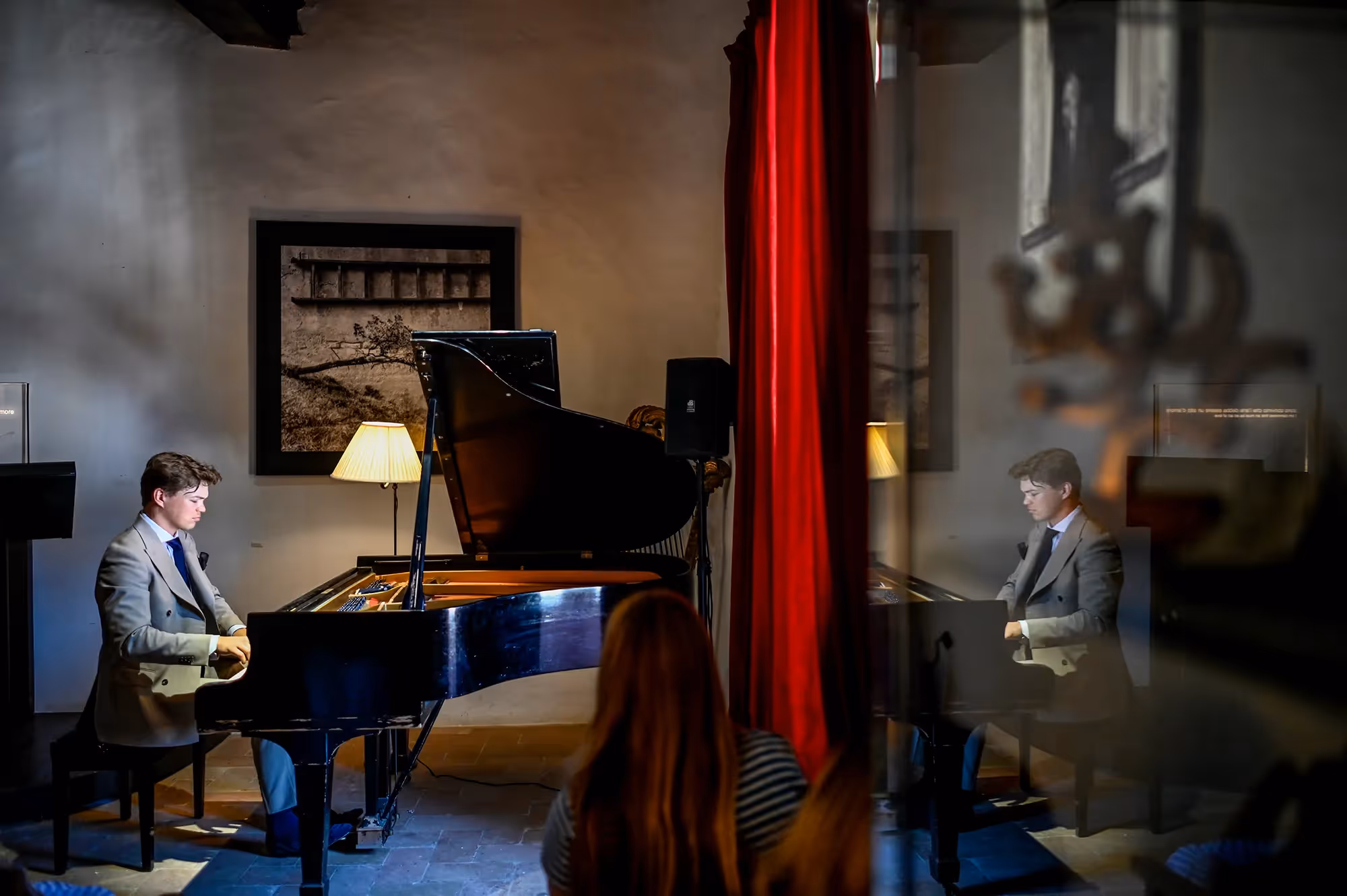Concerto di pianoforte al Festival di Spoleto con musicista in giacca grigia