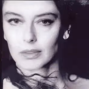 Ritratto di donna al Festival di Spoleto, sguardo intenso in bianco e nero