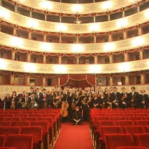 Orchestra sul palco del Teatro durante il Festival di Spoleto