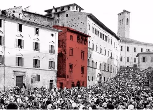 Crowded Festival di Spoleto event with red building amid historic Italian architecture