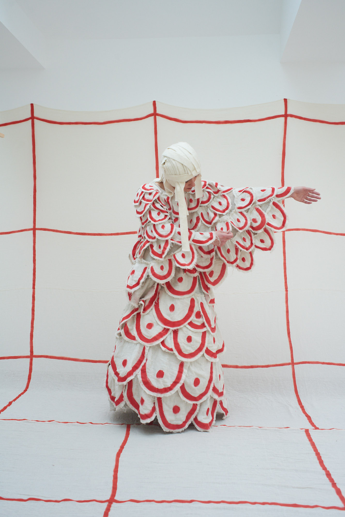 Costume artistico al Festival di Spoleto, pattern a squame rosso e bianco