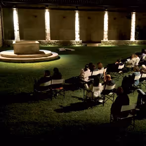 Spettacolo notturno al Festival di Spoleto, musicisti su prato illuminato