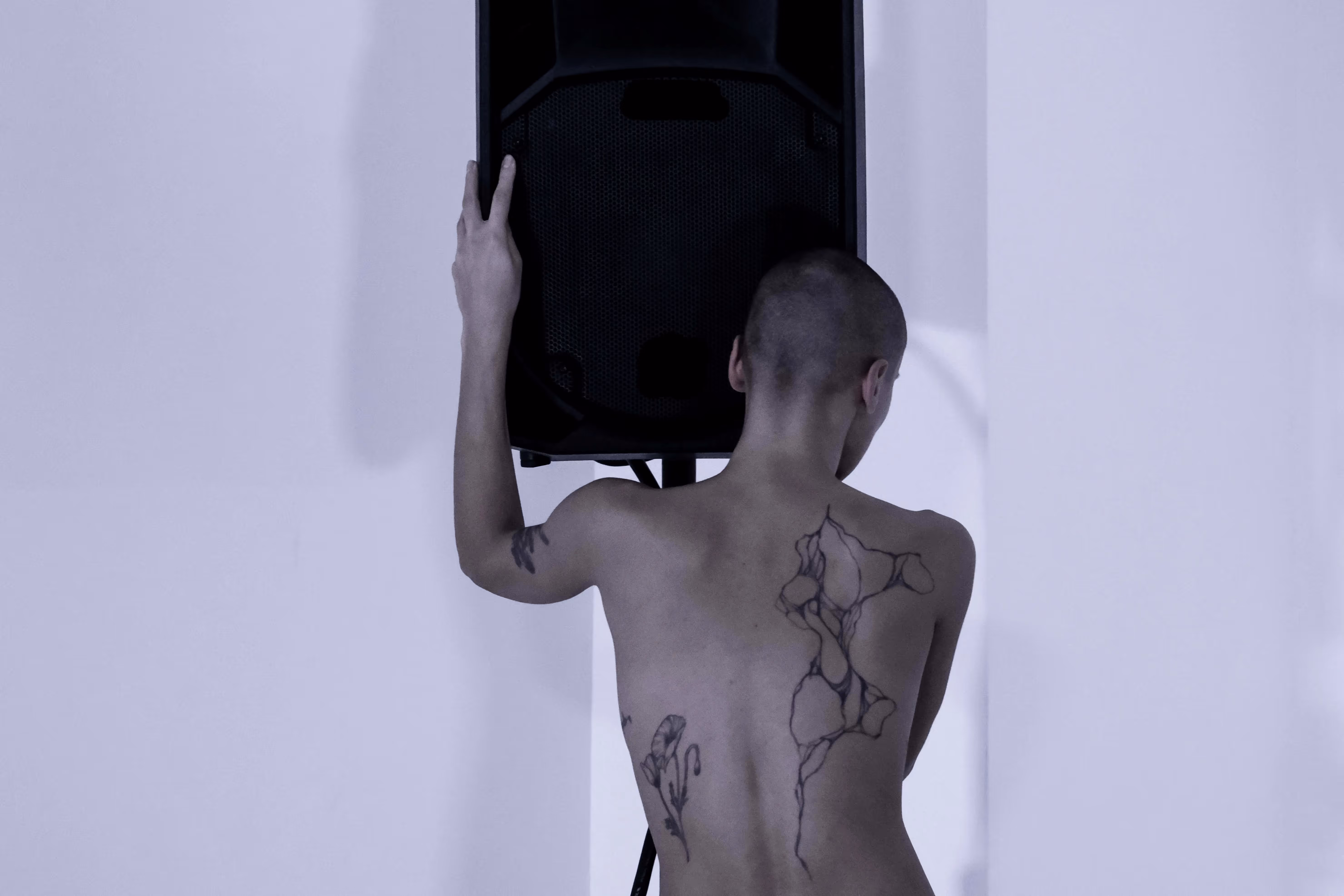 Performance artistica al Festival di Spoleto: corpo tatuato e schiena misteriosa