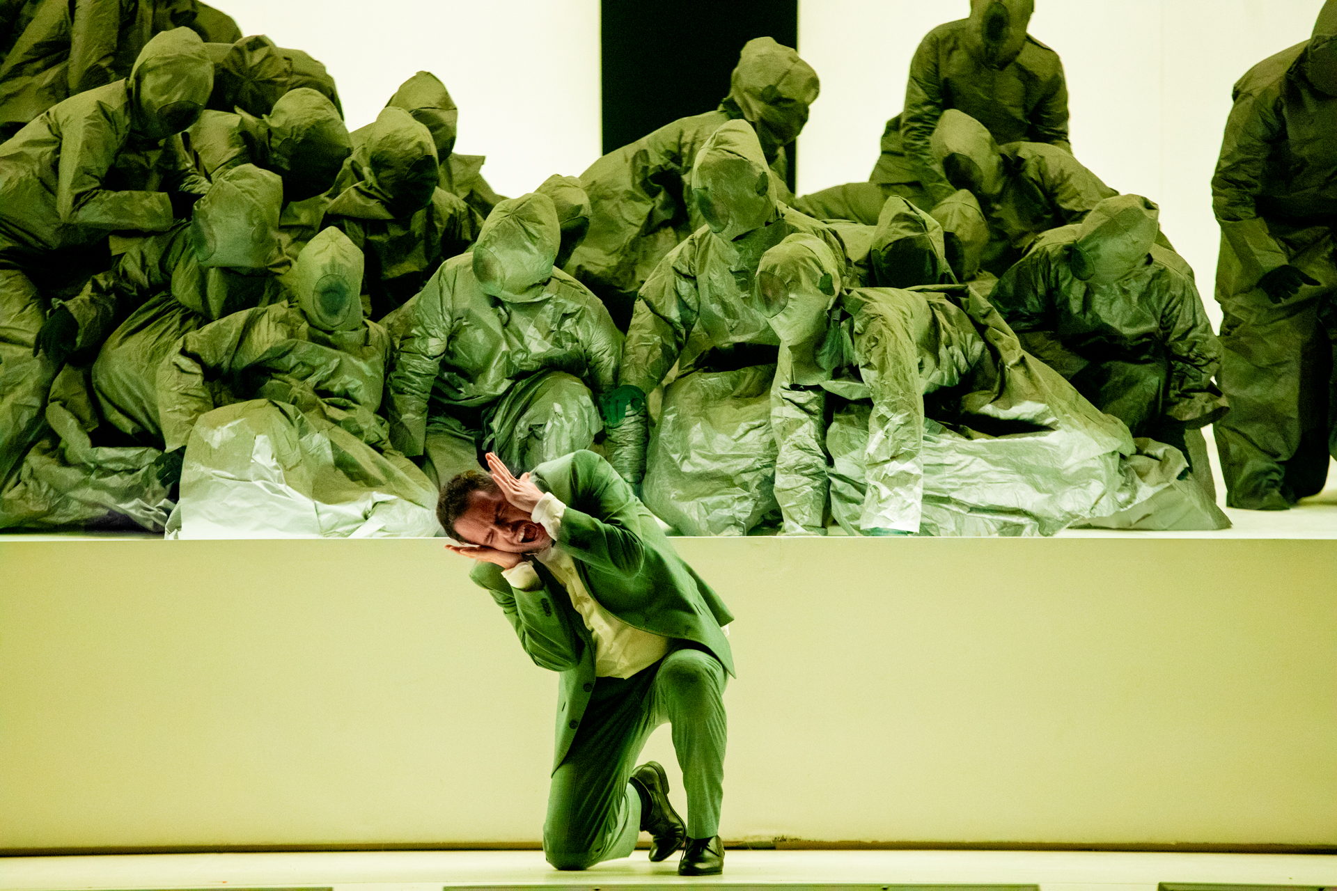 Festival di Spoleto performance with green-clad performers and dramatic staging