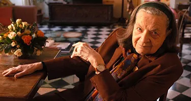 Anziana donna al Festival di Spoleto, seduta con grazia e memoria