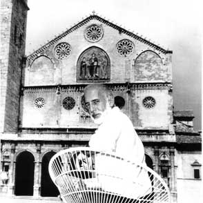 Artista al Festival di Spoleto davanti a una cattedrale storica in bianco e nero