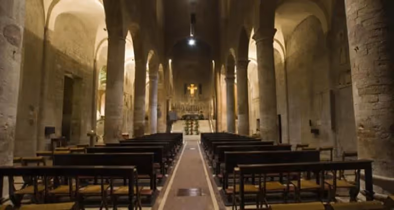 Interno suggestivo della cattedrale durante il Festival di Spoleto