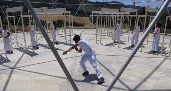 Performance artistica al Festival di Spoleto con ballerini in un labirinto metallico