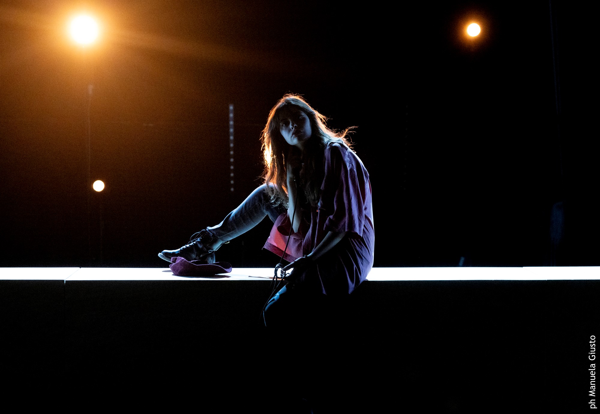 Performer drammatica sotto riflettori al Festival di Spoleto, palcoscenico nero