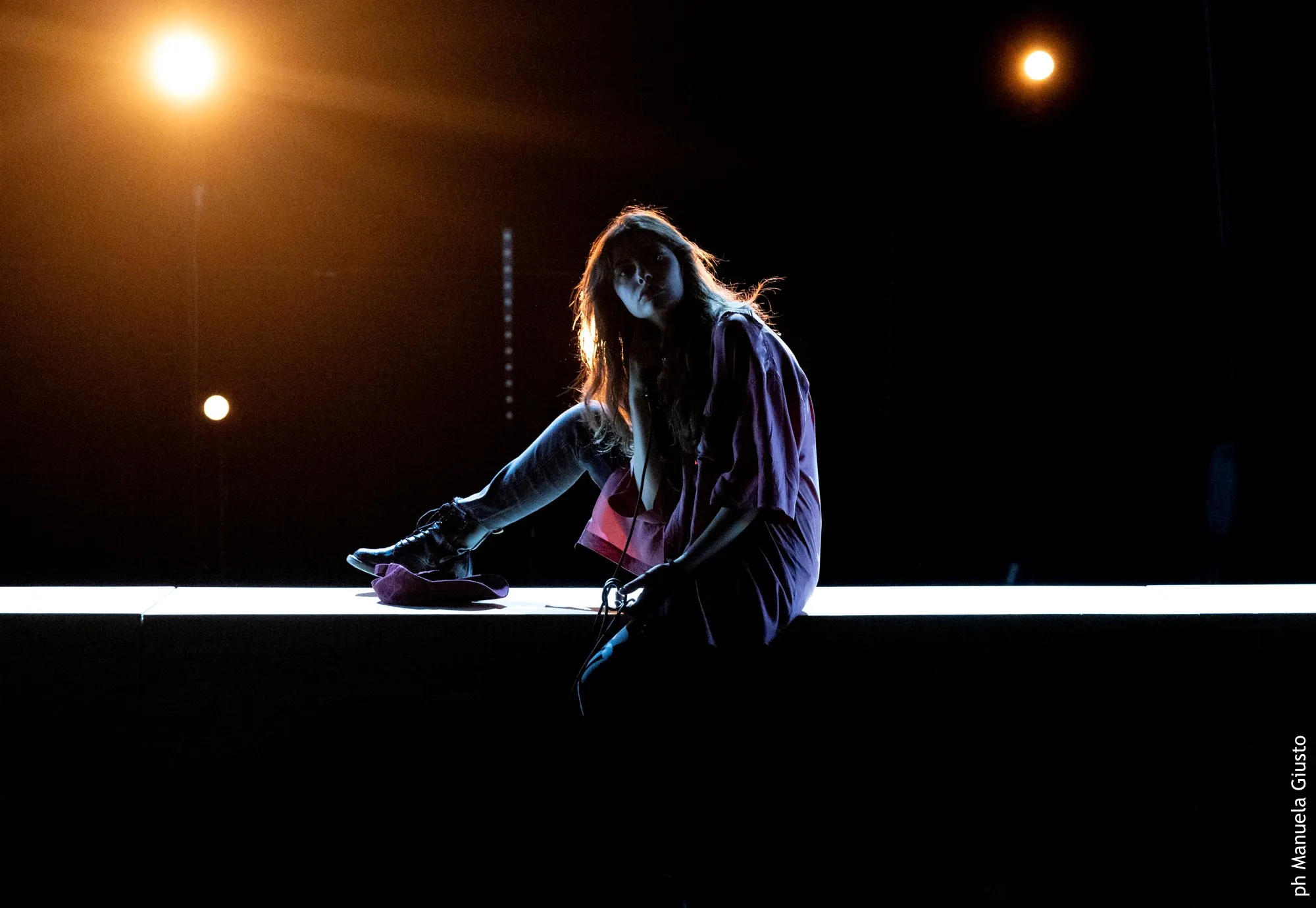 Performer drammatica sotto riflettori al Festival di Spoleto, palcoscenico nero