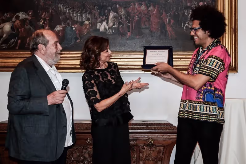 Festival di Spoleto award ceremony with colorful guests and historic painting backdrop