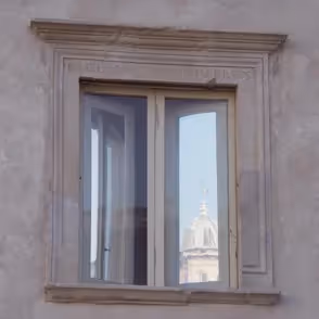 Finestra d'epoca con riflesso del Festival di Spoleto, architettura storica