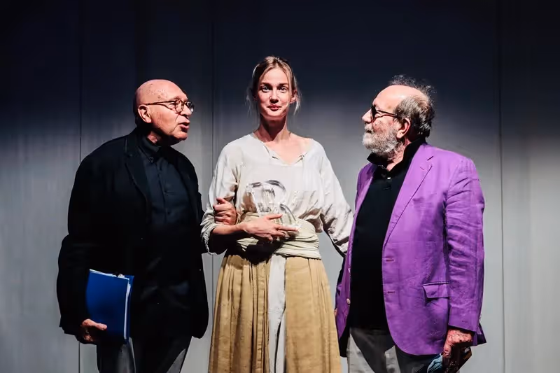 Artisti sul palco al Festival di Spoleto, tre persone in posa drammatica