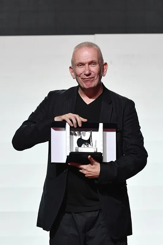 Award recipient at Festival di Spoleto holding artistic black and white sculpture
