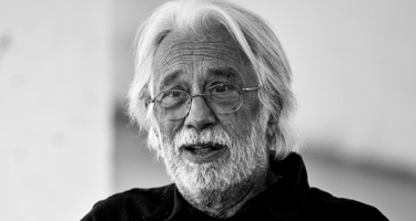 Ritratto di un artista anziano al Festival di Spoleto, sguardo pensoso