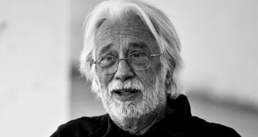 Elderly artist at Festival di Spoleto, thoughtful expression in black and white