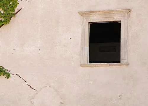 Finestra su muro bianco durante il Festival di Spoleto, dettaglio architettonico