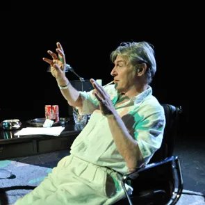 Artista sul palco durante il Festival di Spoleto, in un momento di performance intensa