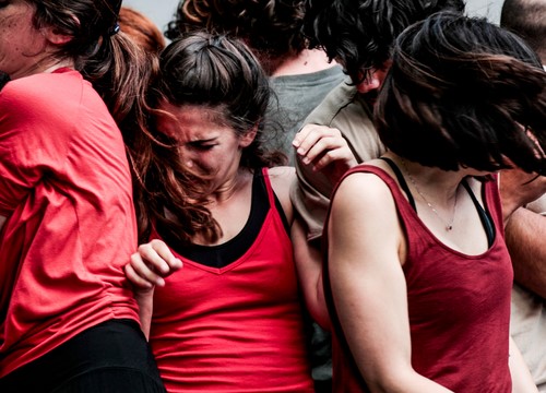 Performer emotive al Festival di Spoleto, danzatrici unite in momento intenso
