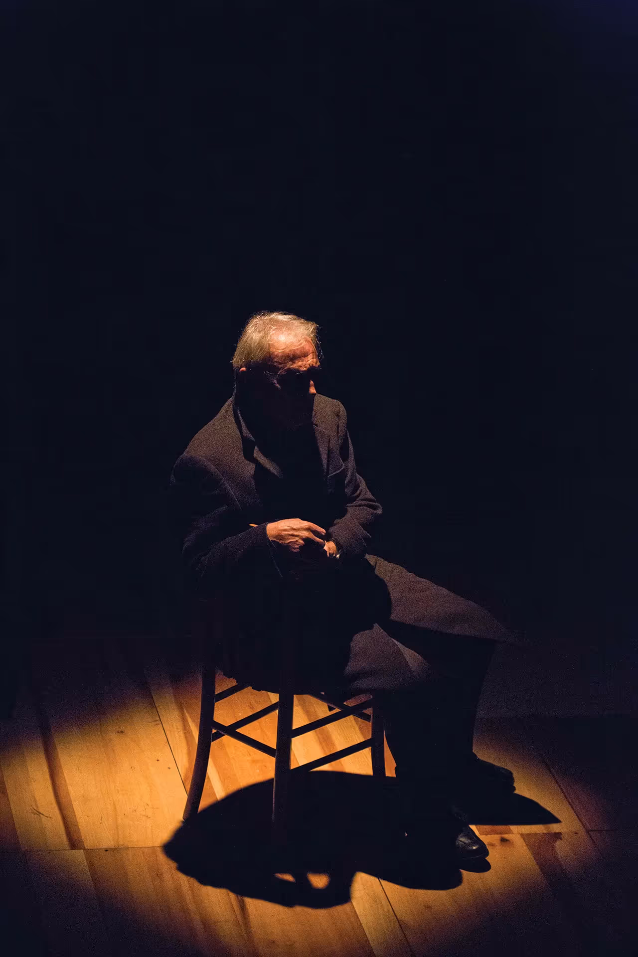 Performance teatrale al Festival di Spoleto, attore seduto nell'oscurità