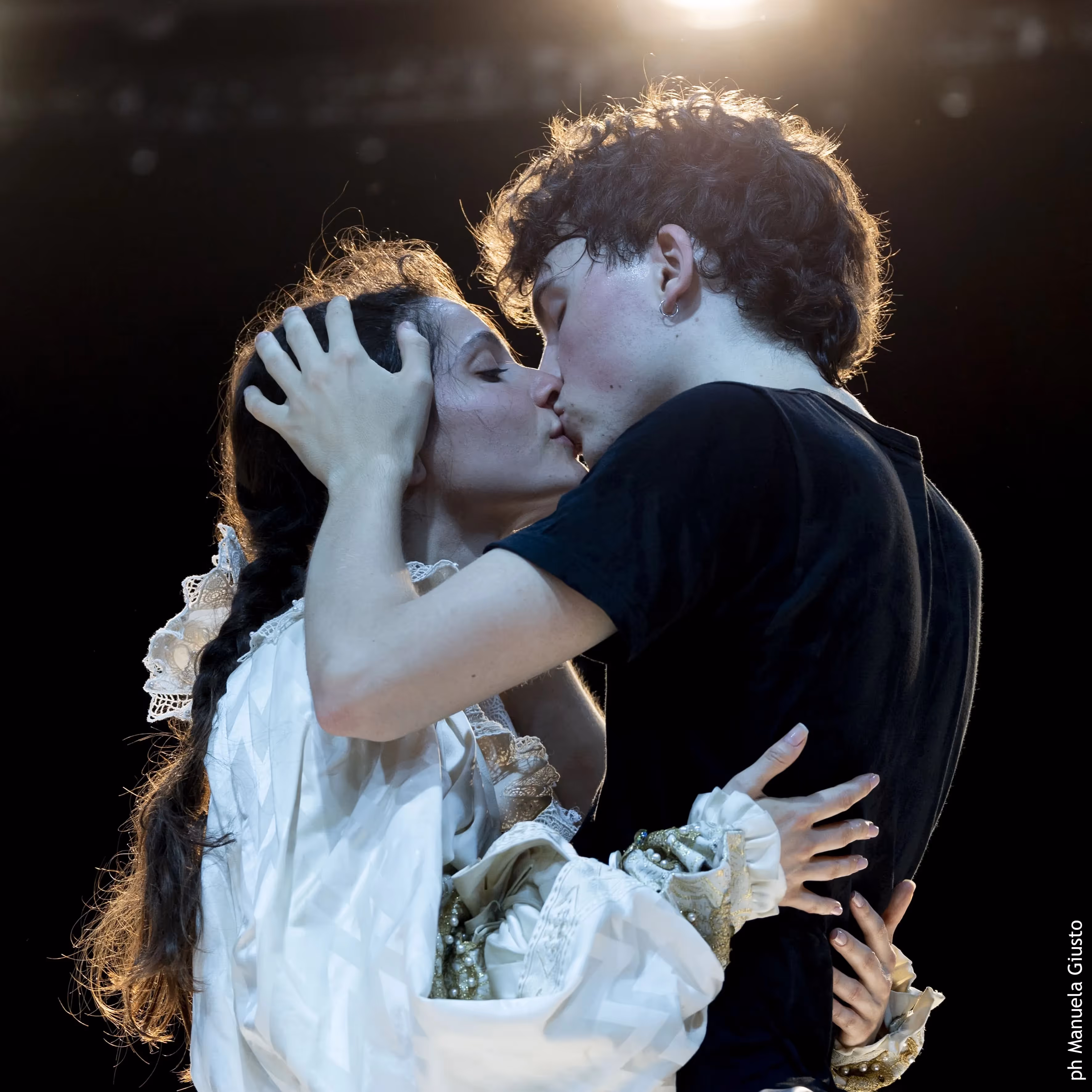 Bacio romantico al Festival di Spoleto, emozione teatrale in bianco e nero