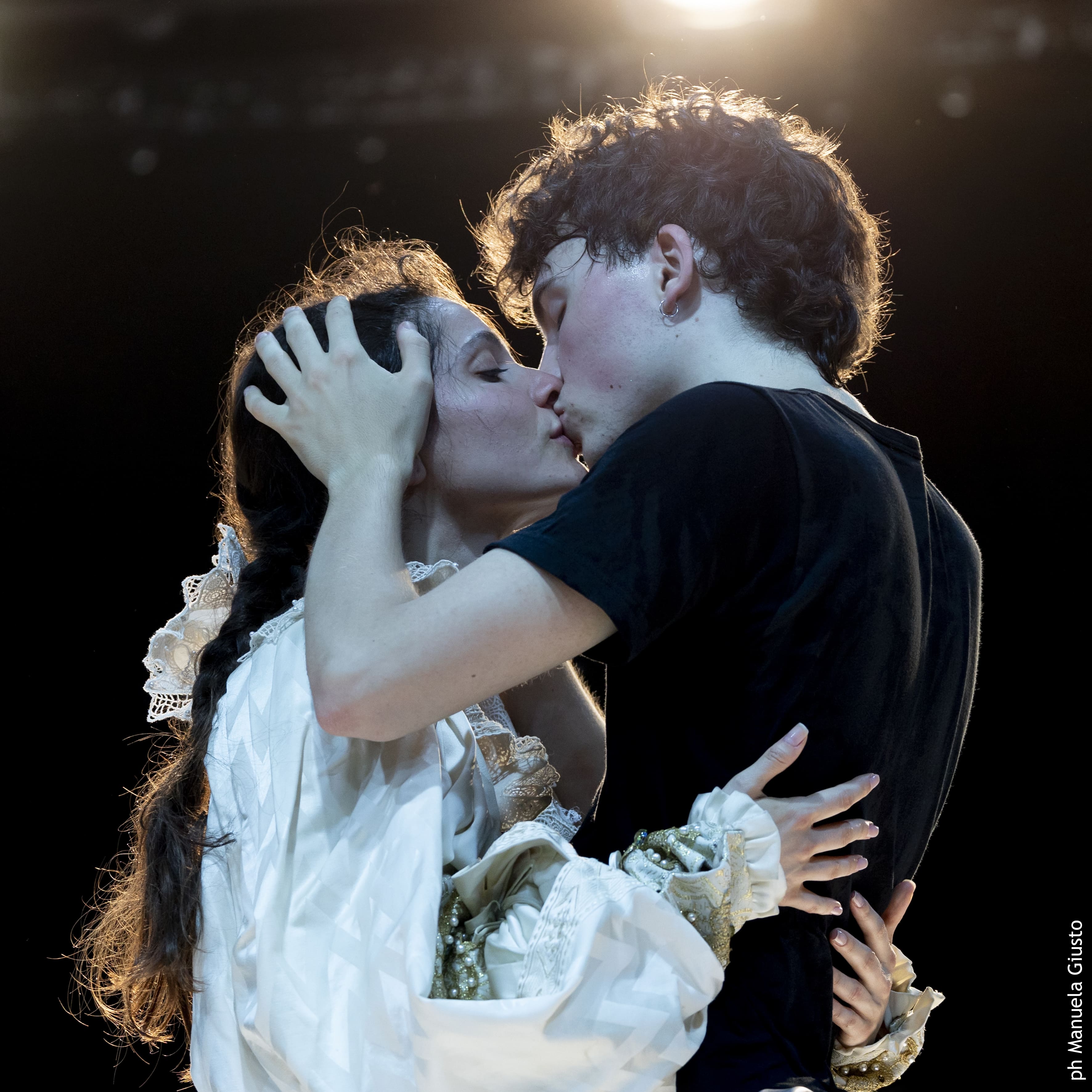 Festival di Spoleto: romantic theatrical performance with passionate embrace