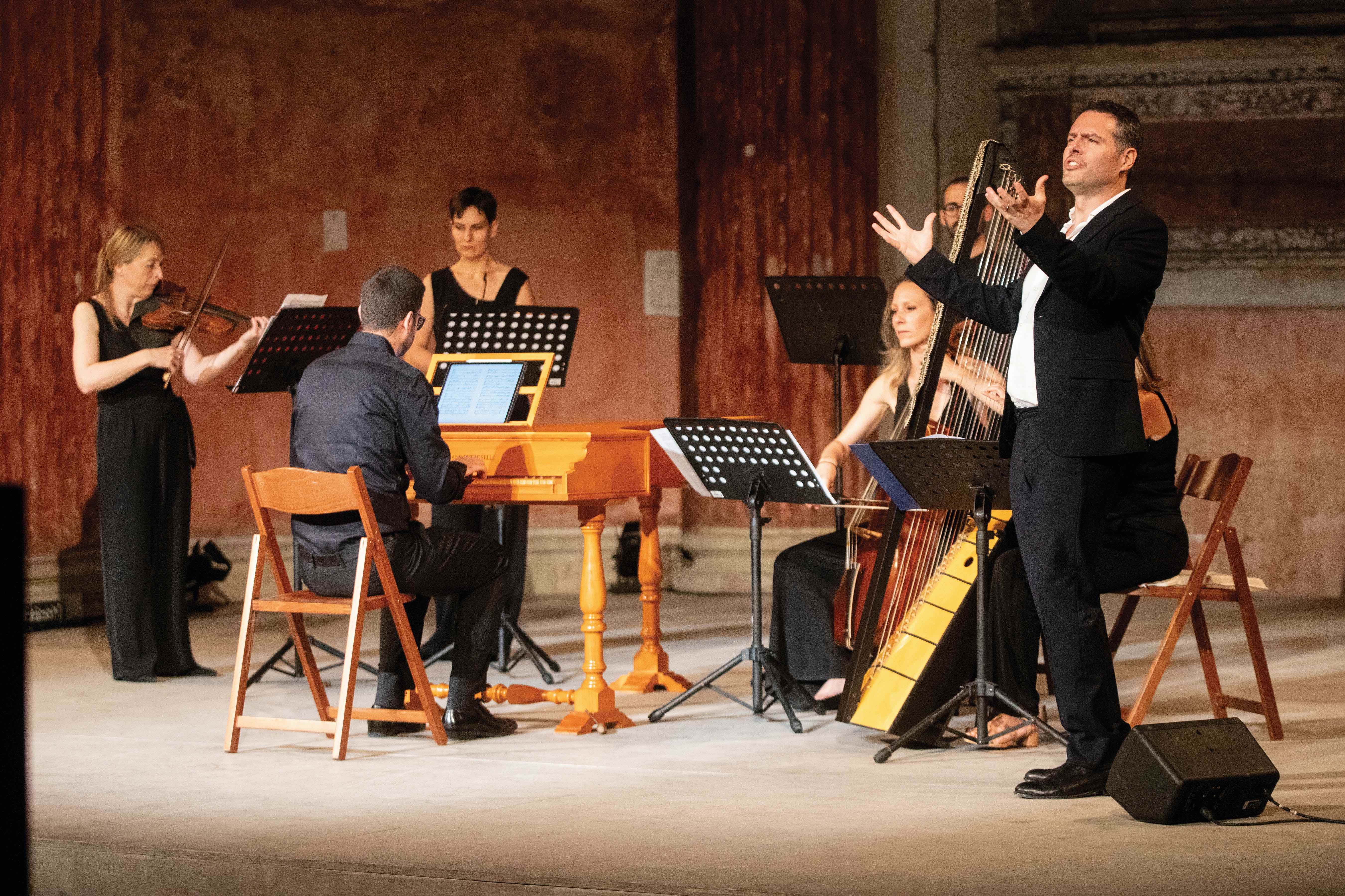 Ensemble musicale si esibisce durante il Festival di Spoleto con strumenti classici
