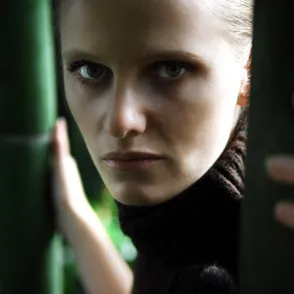 Volto intenso di donna al Festival di Spoleto, sguardo profondo e misterioso