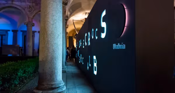 Logo illuminato del Festival di Spoleto in elegante corridoio architettonico