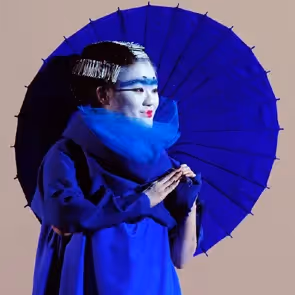 Artista blu intenso al Festival di Spoleto, ombrello tradizionale giapponese