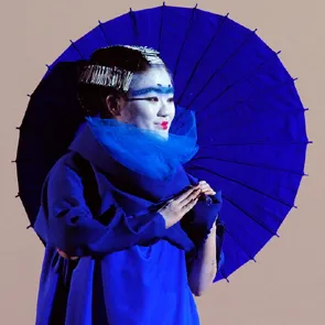 Artista blu intenso al Festival di Spoleto, ombrello tradizionale giapponese