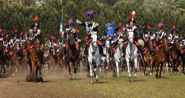 Cavalleria militare italiana al Festival di Spoleto con bandiere e uniformi storiche
