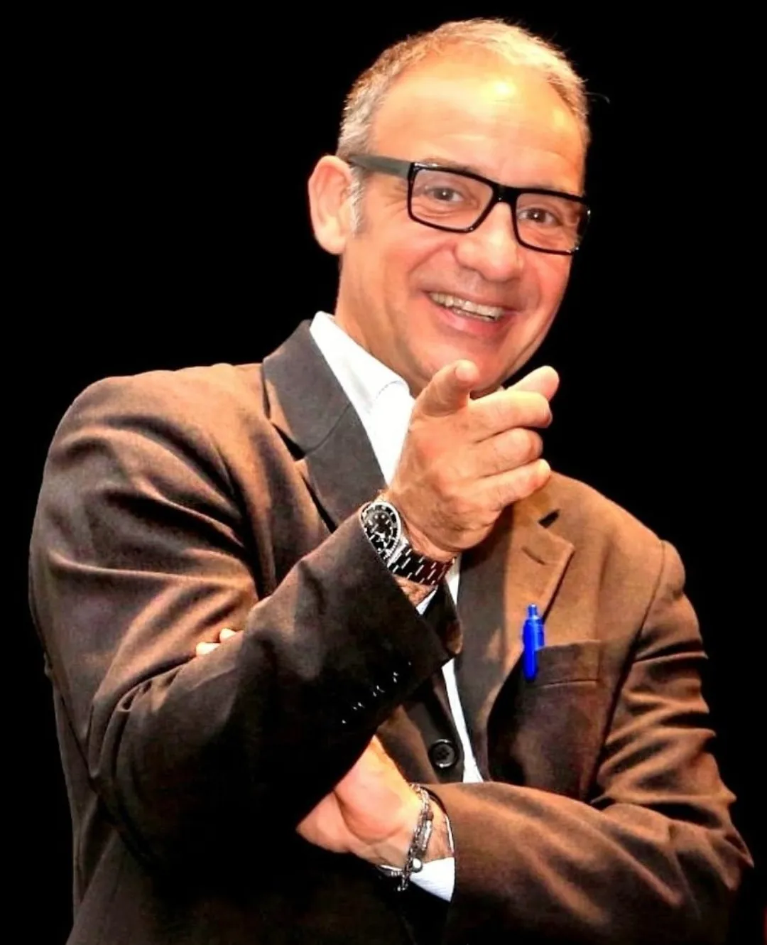 Ritratto sorridente di un ospite al Festival di Spoleto con un gesto allegro