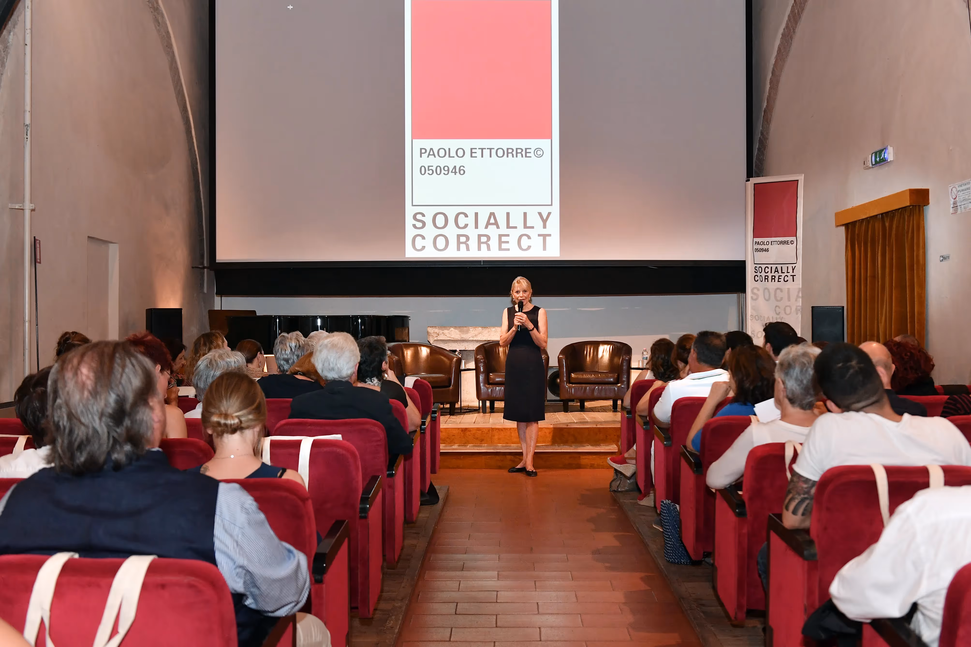 Presentazione di Socially Correct al Festival di Spoleto con relatrice sul palco