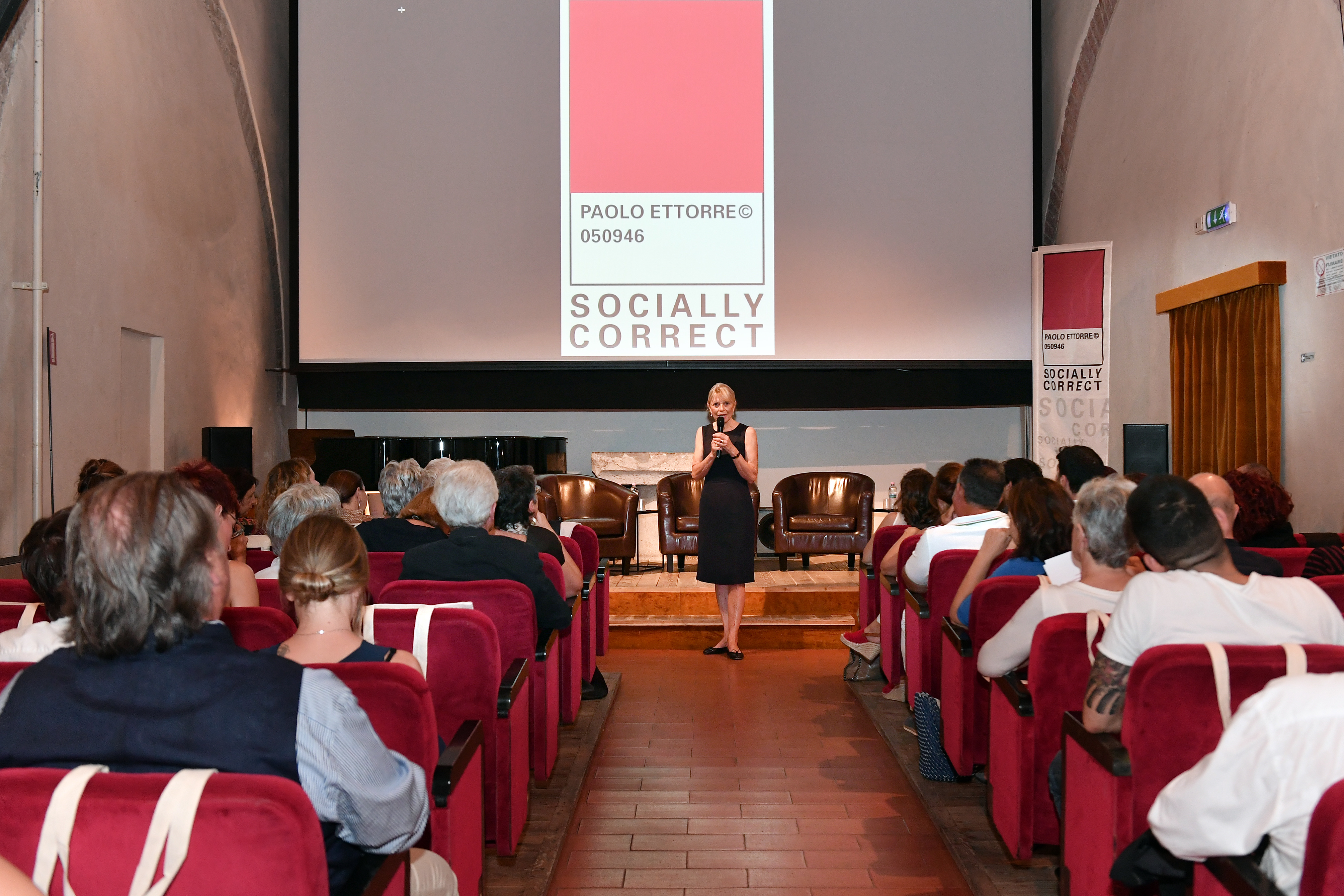 Presentazione di Socially Correct al Festival di Spoleto con relatrice sul palco