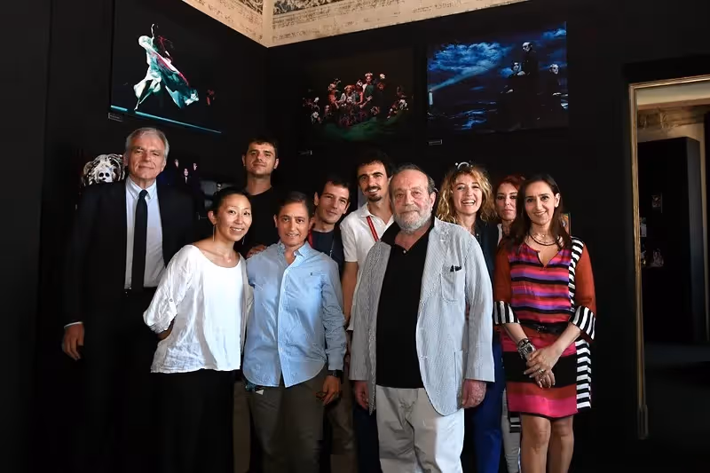 Festival di Spoleto group photo with diverse participants in art gallery