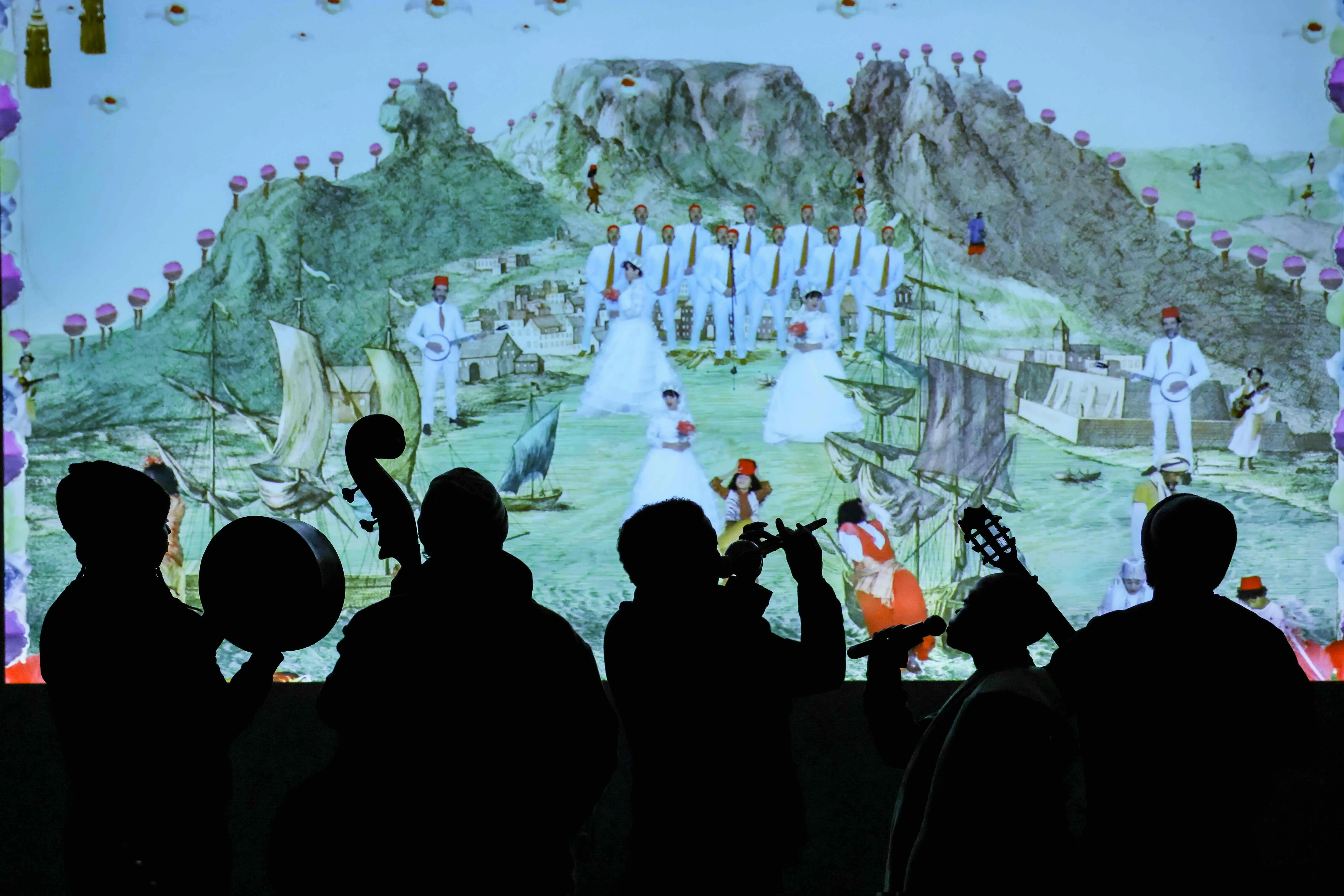 Performance artistica al Festival di Spoleto con paesaggio marino e musicisti