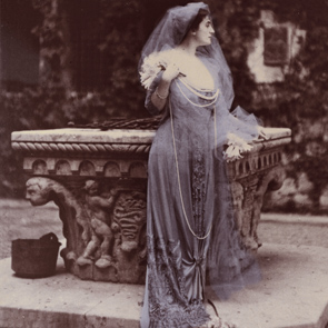 Donna elegante in abito d'época al Festival di Spoleto, atmosfera vintage