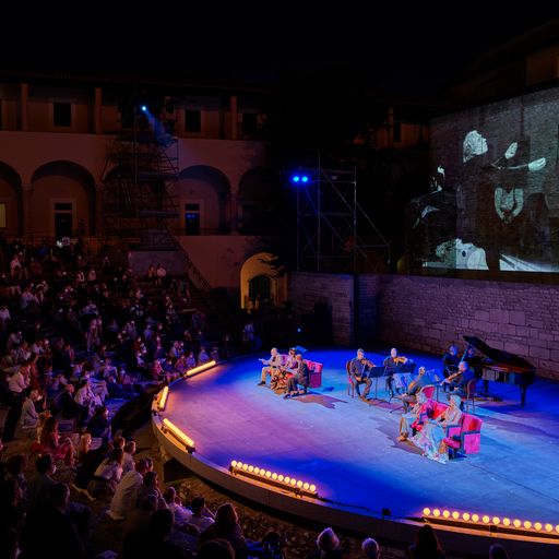 Concerto serale al Festival di Spoleto, musicisti sul palco illuminato