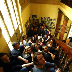 Partecipanti al Festival di Spoleto riuniti in una sala luminosa con cornici