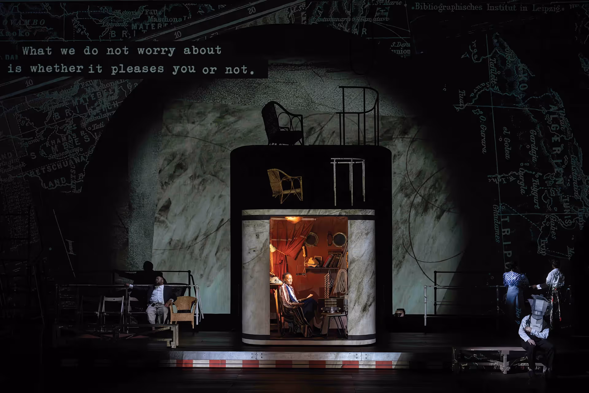 Scena teatrale suggestiva al Festival di Spoleto, spazi intimi e architettura scenica