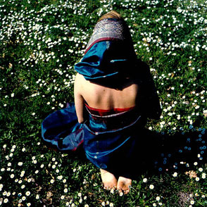 Performer in campo fiorito al Festival di Spoleto, arte in natura