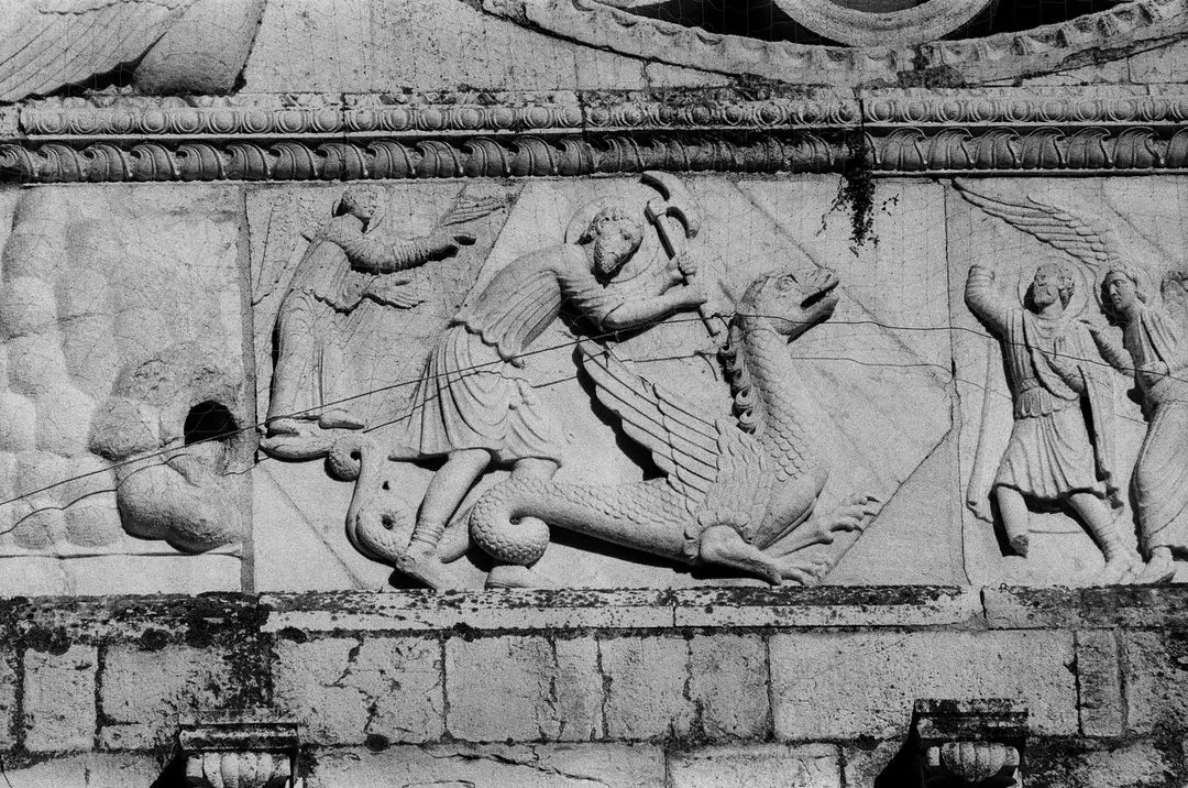 Rilievo antico al Festival di Spoleto, scena mitologica con figure e mostro