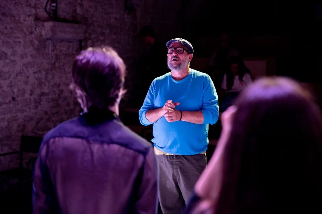 Momento di performance al Festival di Spoleto, artista in maglia blu sul palco