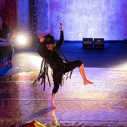 Danzatrice appassionata si esibisce al Festival di Spoleto con movimento dinamico